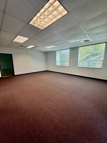333 Crown Point Cir, Grass Valley, CA for lease - Building Photo - Image 3 of 18