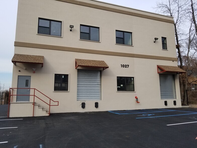 1027 Pleasantview Ter, Ridgefield, NJ for sale - Primary Photo - Image 1 of 1