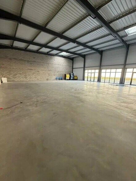 Retail in Le Thillay for lease - Interior Photo - Image 2 of 6