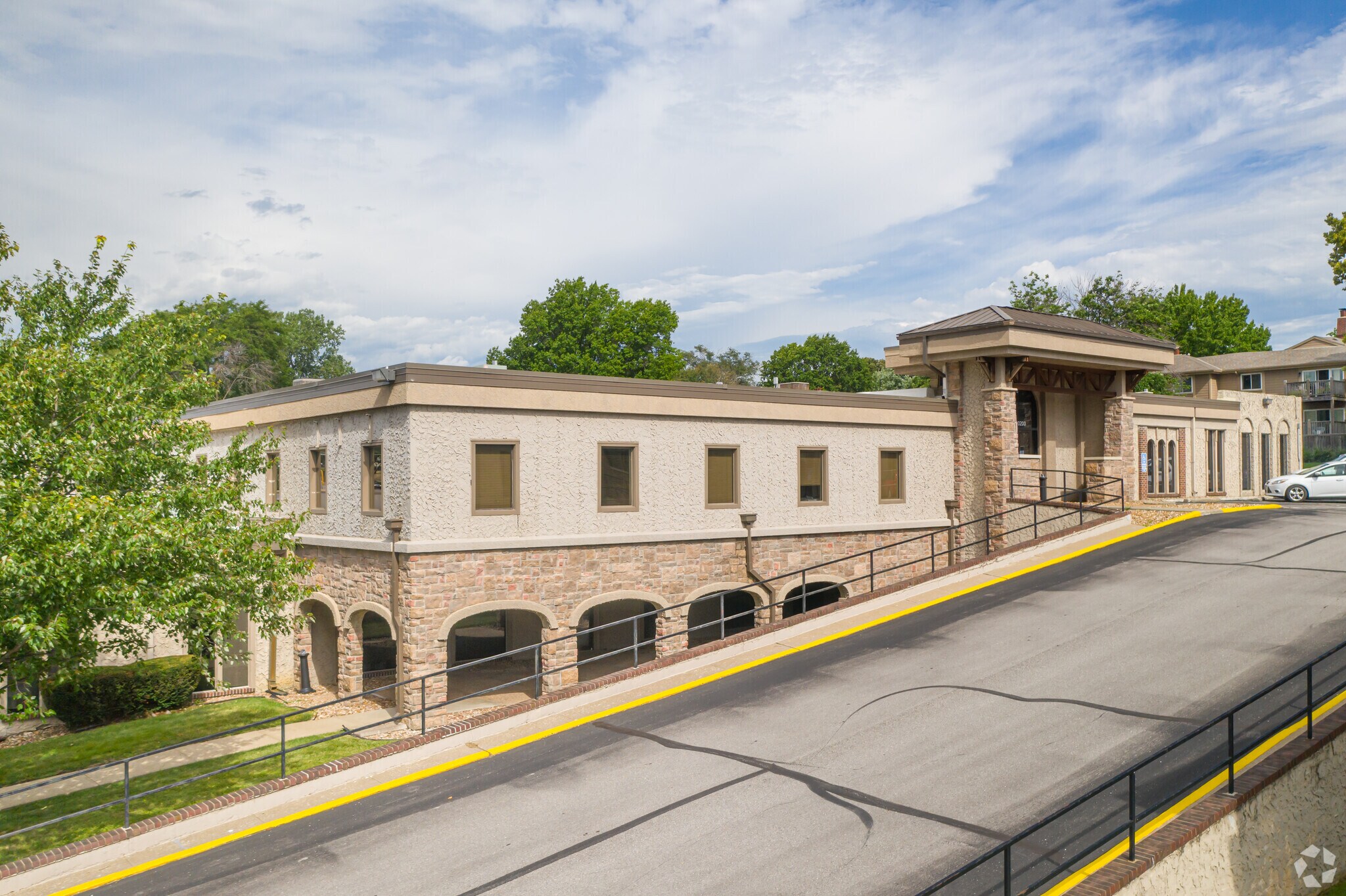 10000 W 75th St, Merriam, KS 66204 Kings Cove Office Park