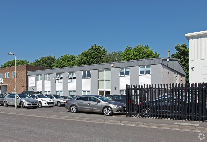 30 Invincible Rd, Farnborough, HAM GU14 7QU