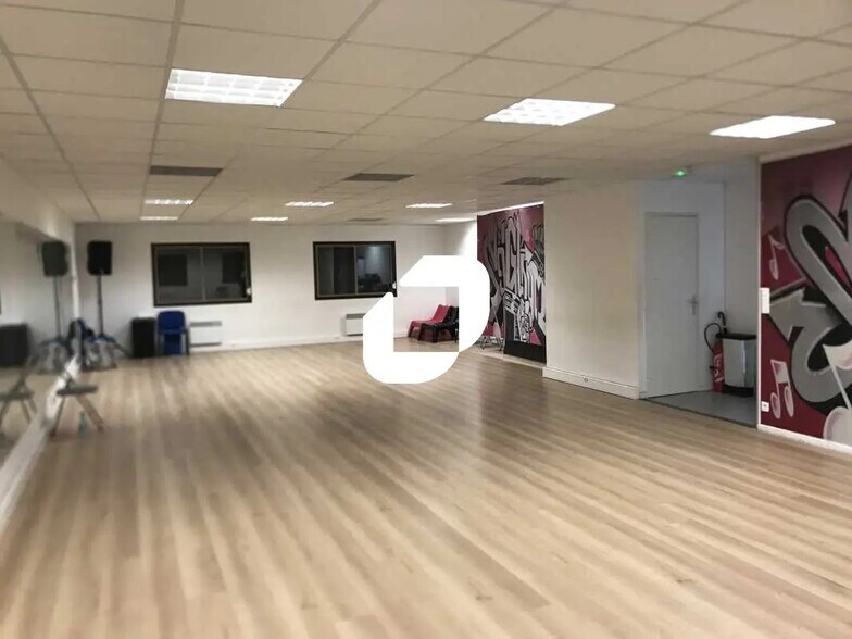 12 Rue De Temara, Saint-Germain-en-Laye for lease - Interior Photo - Image 3 of 10