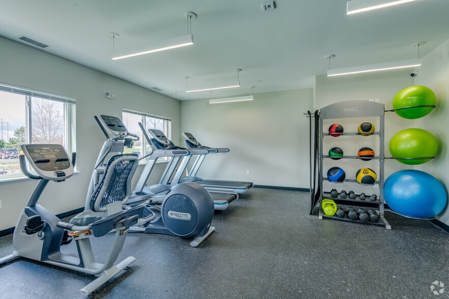 482 Marion Rd, Oshkosh, WI for sale - Interior Photo - Image 2 of 40