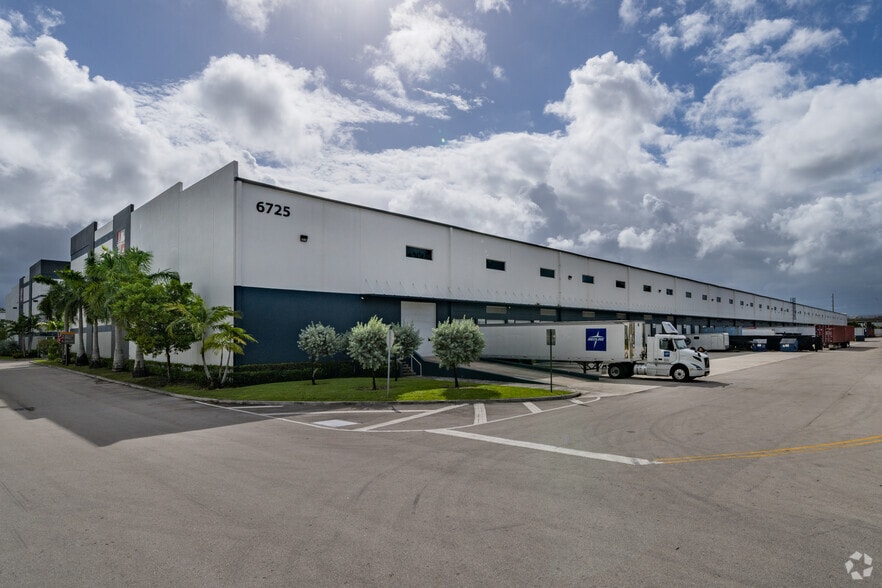 6725 NW 36th St, Miami, FL for lease - Building Photo - Image 2 of 27