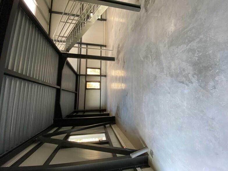 Flex in Gonesse for lease - Building Photo - Image 3 of 4