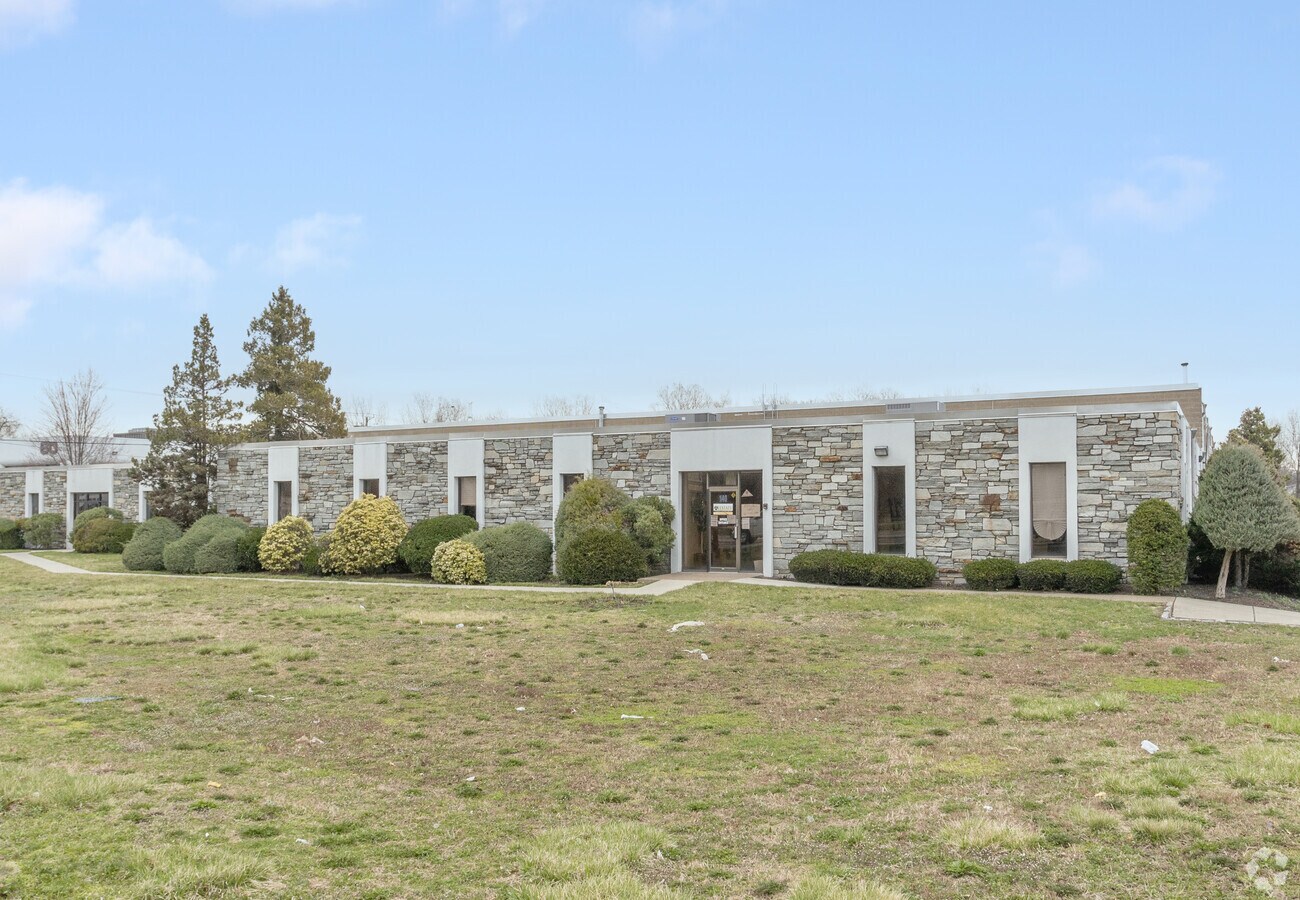 140142 Clinton Rd, Fairfield, NJ 07004