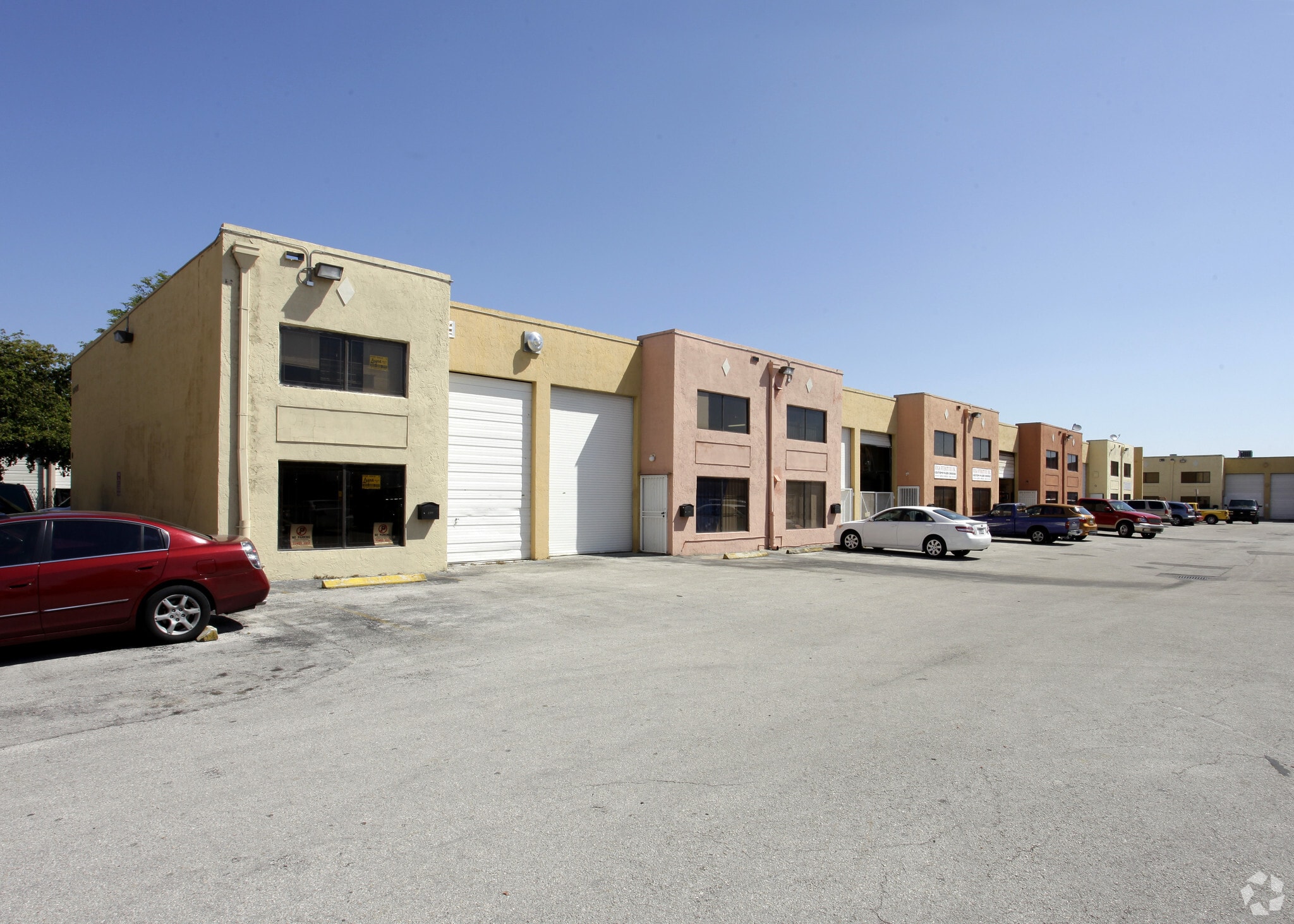 1670 W 39th Pl, Hialeah, FL for sale Primary Photo- Image 1 of 3