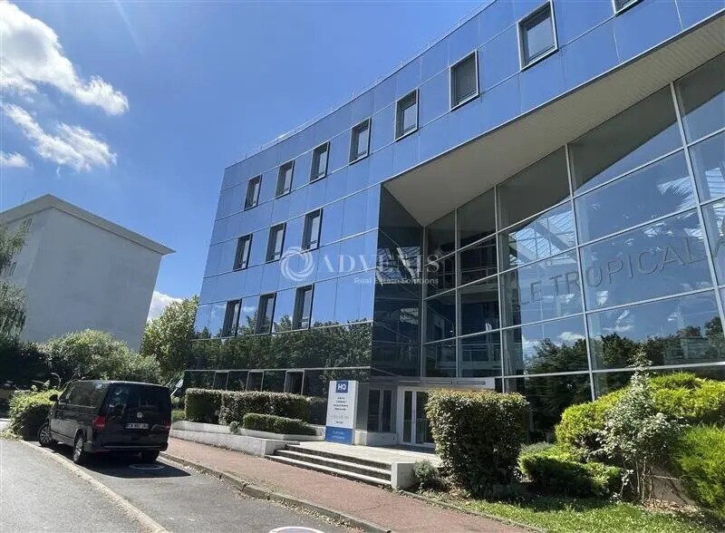 Office in Villepinte for lease - Building Photo - Image 1 of 11