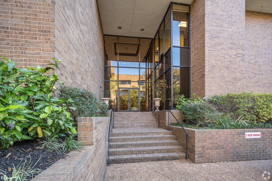 950 Echo Ln, Houston, TX for lease - Building Photo - Image 3 of 12