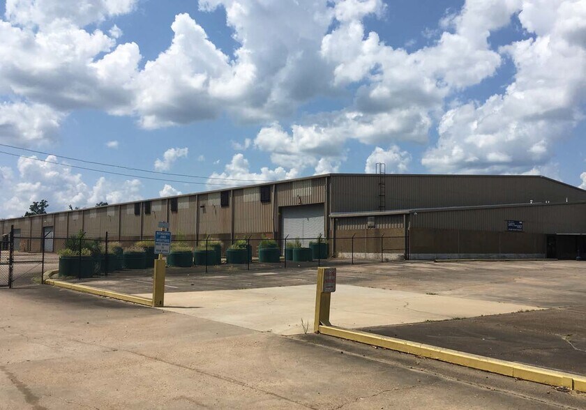 211 Industrial Dr N, Madison, MS for lease - Primary Photo - Image 1 of 3