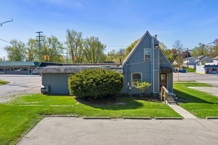 3860 Elizabeth Lake Rd, Waterford, MI 48328