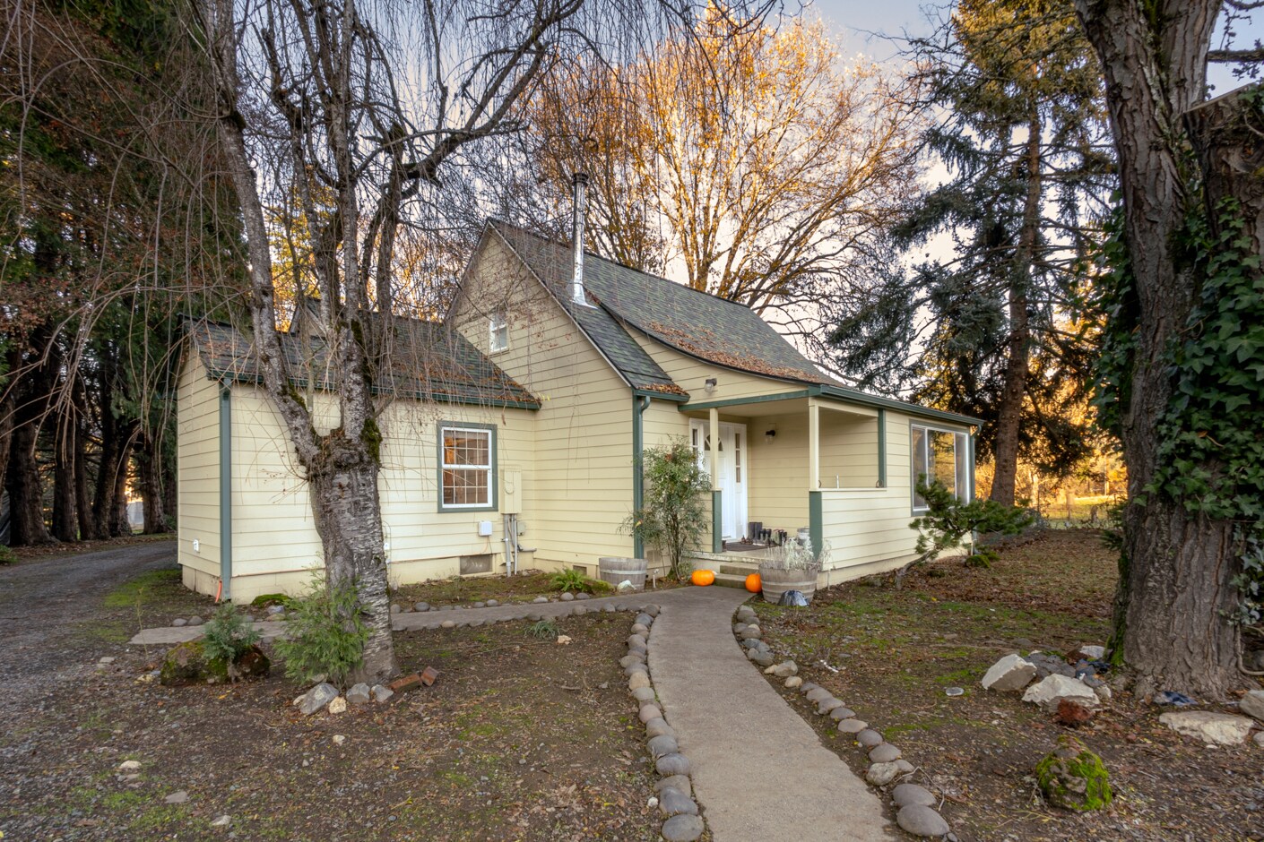 3311 Rogue River Hwy, Gold Hill, OR for sale Building Photo- Image 1 of 21