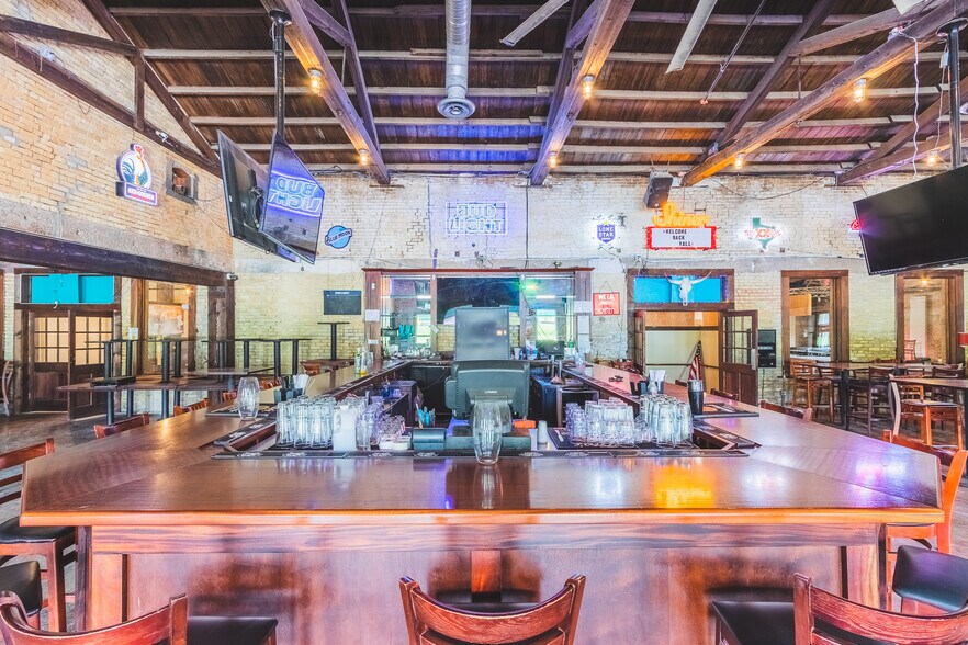 820 Escondido St, Kenedy, TX 78119