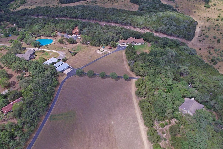 9378 Schoenthal Rd, Garden Ridge, TX 78266