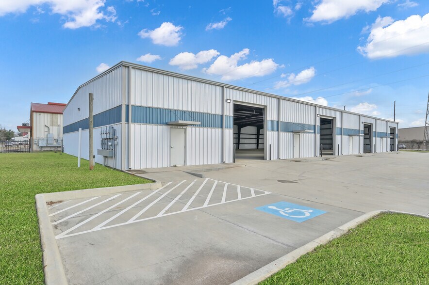 535 S Persimmon St, Tomball, TX for lease - Building Photo - Image 1 of 18