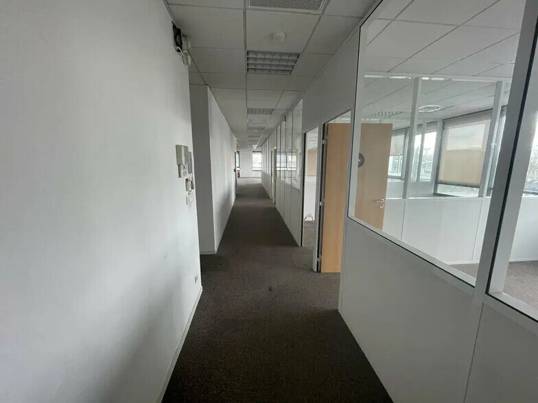 Office in CHAMPAGNE-AU-MONT-D'OR for lease - Interior Photo - Image 2 of 12