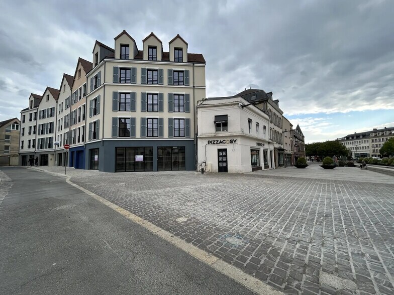 Retail in Chartres for lease - Building Photo - Image 1 of 6