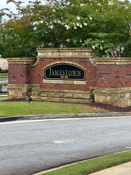 6758 Jamestown Dr, Alpharetta, GA for sale - Primary Photo - Image 1 of 1