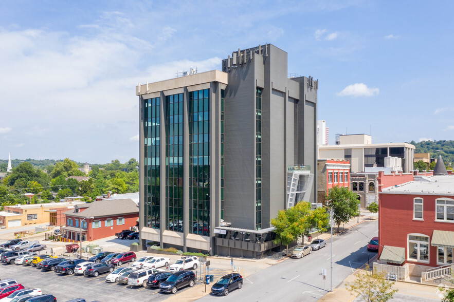 112 W Center St, Fayetteville, AR for lease - Primary Photo - Image 1 of 32