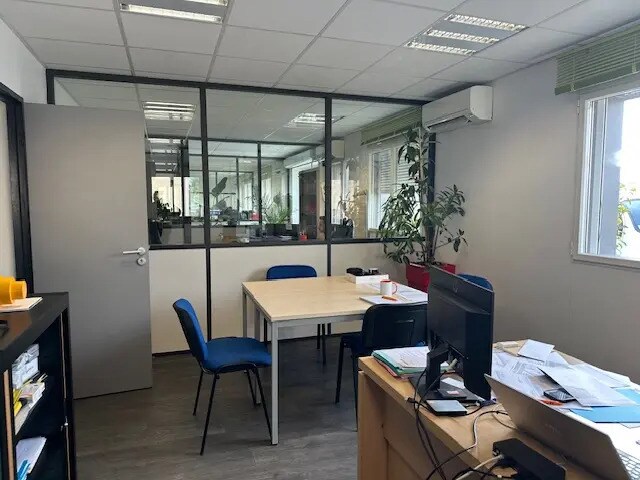 Flex in Velaux for lease - Interior Photo - Image 3 of 9