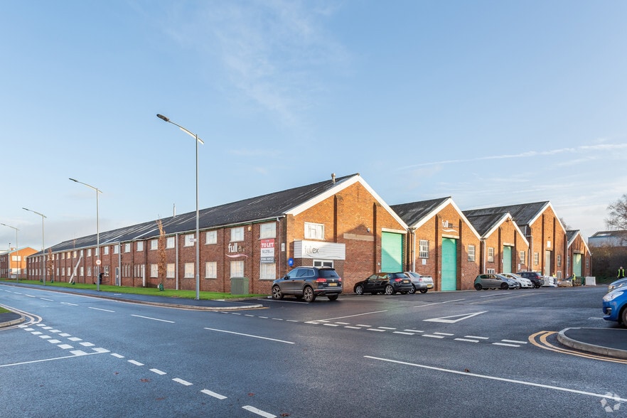 First Ave, Kingswinford for lease - Primary Photo - Image 1 of 13