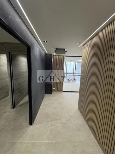 Office in Maisons-Alfort for lease - Interior Photo - Image 2 of 4