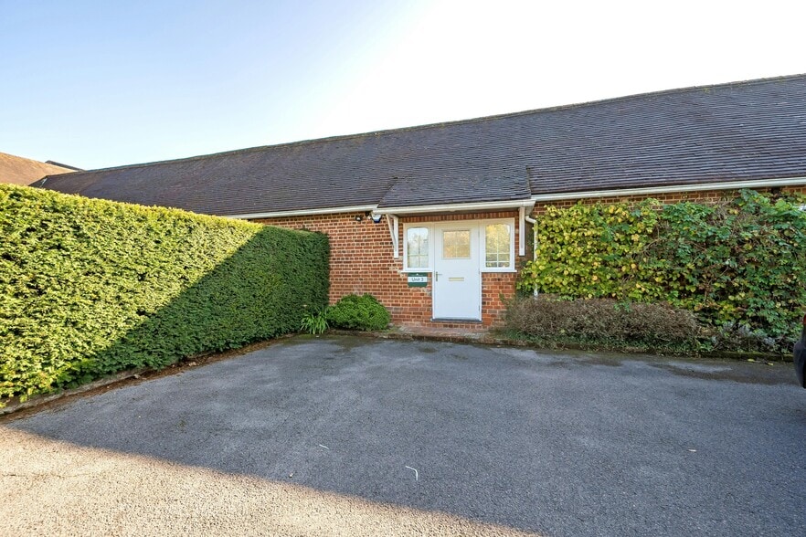 Castle End, Reading for lease - Building Photo - Image 3 of 13