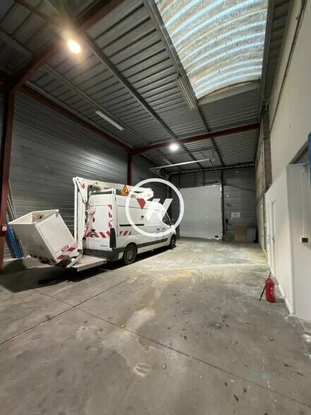 Flex in Mitry-Mory for lease - Interior Photo - Image 1 of 8