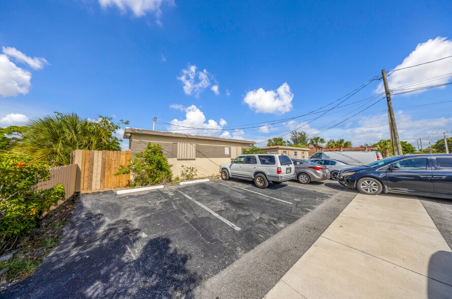 223 SW 5th Ct, Deerfield Beach, FL for sale - Building Photo - Image 2 of 28