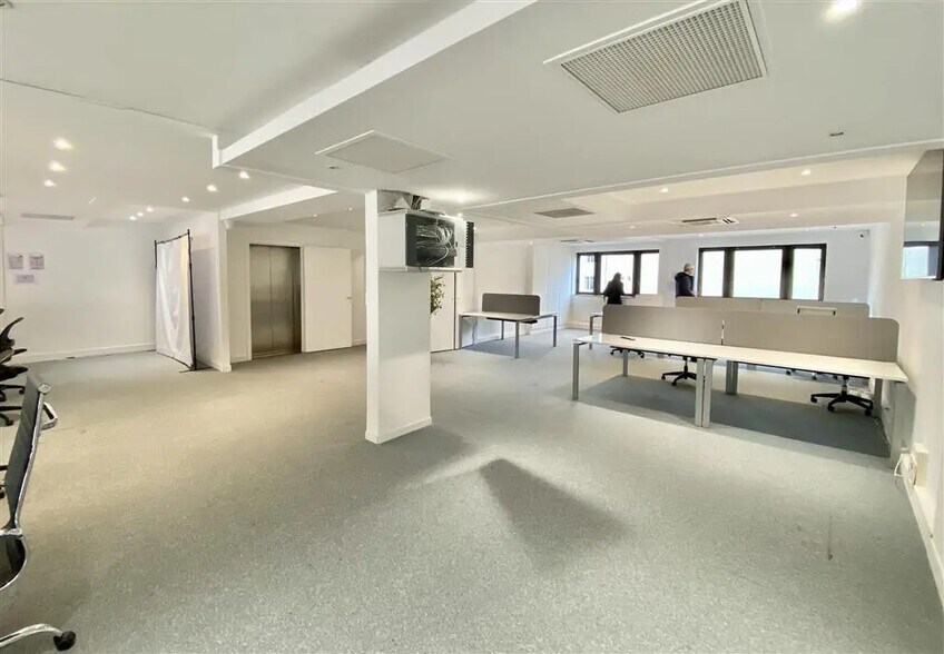 Office in Neuilly-sur-Seine for lease - Building Photo - Image 3 of 7