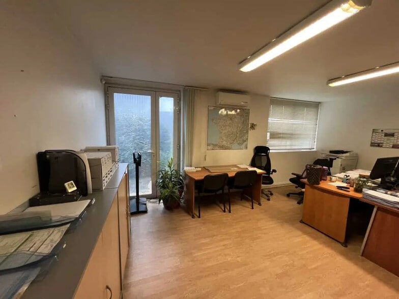 Flex in Saint-Jean-d'Illac for lease - Interior Photo - Image 3 of 4