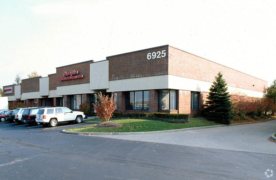 6925 Engle Rd, Middleburg Heights, OH for lease - Primary Photo - Image 1 of 2