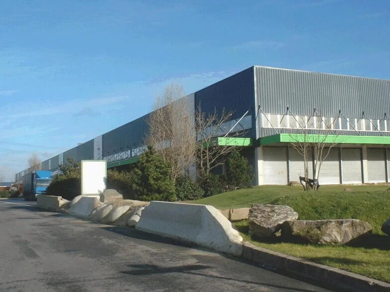 Industrial in Herblay-sur-Seine for lease - Building Photo - Image 1 of 8