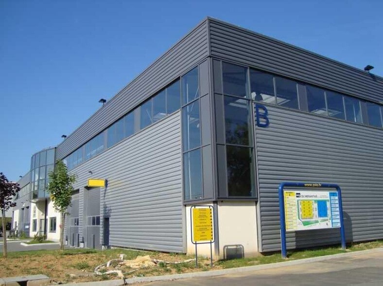 1/3 Rue Guynemer, Magny-les-Hameaux for lease - Building Photo - Image 2 of 13