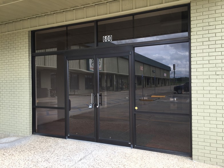 6413 Johnston St, Lafayette, LA for lease - Building Photo - Image 2 of 8