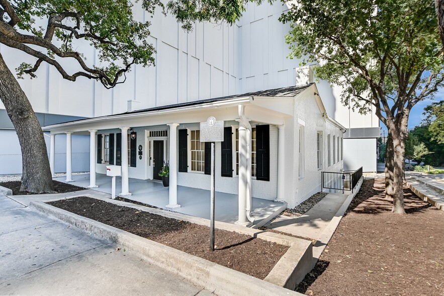 610 Guadalupe St, Austin, TX for lease - Building Photo - Image 1 of 28