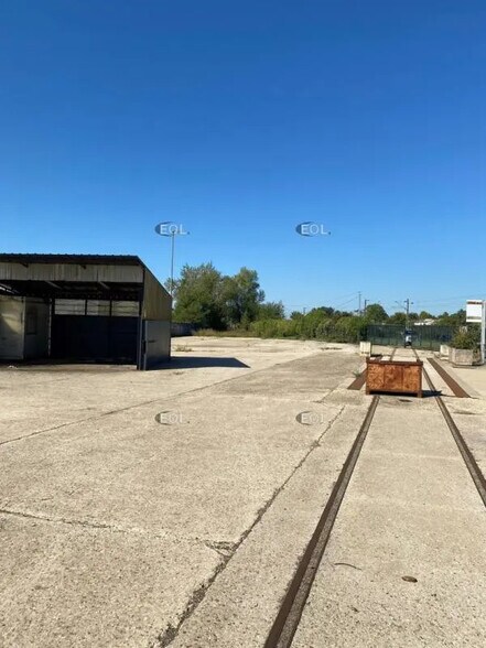 Flex in Trilport for sale - Building Photo - Image 2 of 7