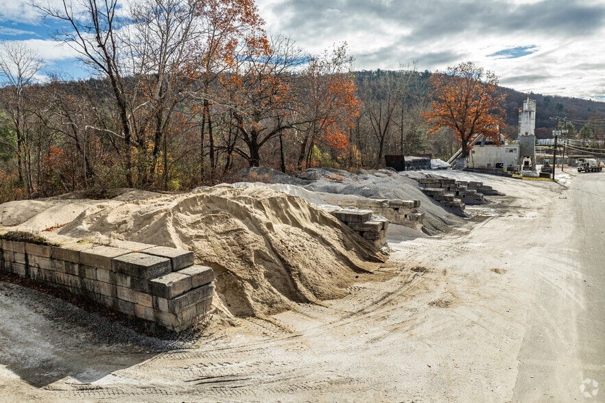 125 Railroad Ave, Beacon Falls, CT for sale - Primary Photo - Image 1 of 1