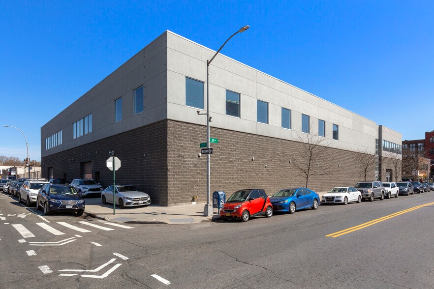 22-11 38th Ave, Long Island City, NY for lease - Building Photo - Image 3 of 7