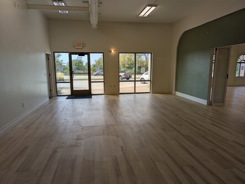 1255-1263 S Monroe Ave, Green Bay, WI for lease - Interior Photo - Image 2 of 24