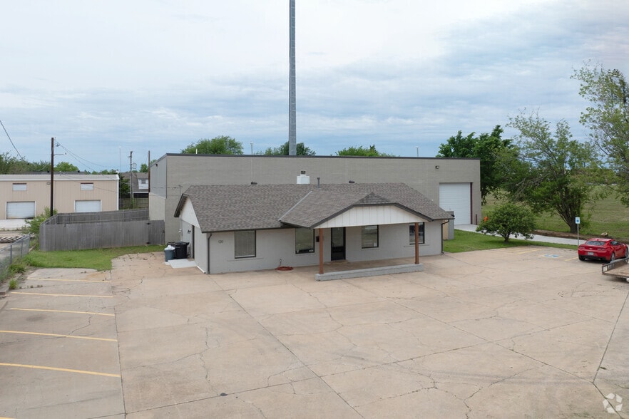 120 SW 4th St, Moore, OK for sale - Primary Photo - Image 1 of 1