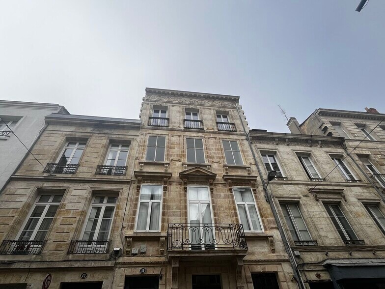 Office in Bordeaux for lease - Building Photo - Image 1 of 7