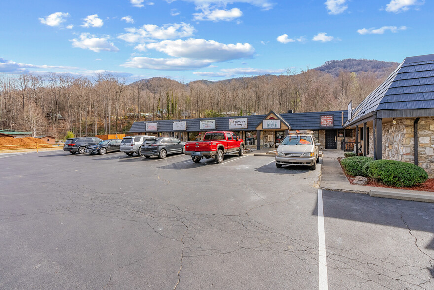 2487 Soco Rd, Maggie Valley, NC for lease - Building Photo - Image 3 of 4