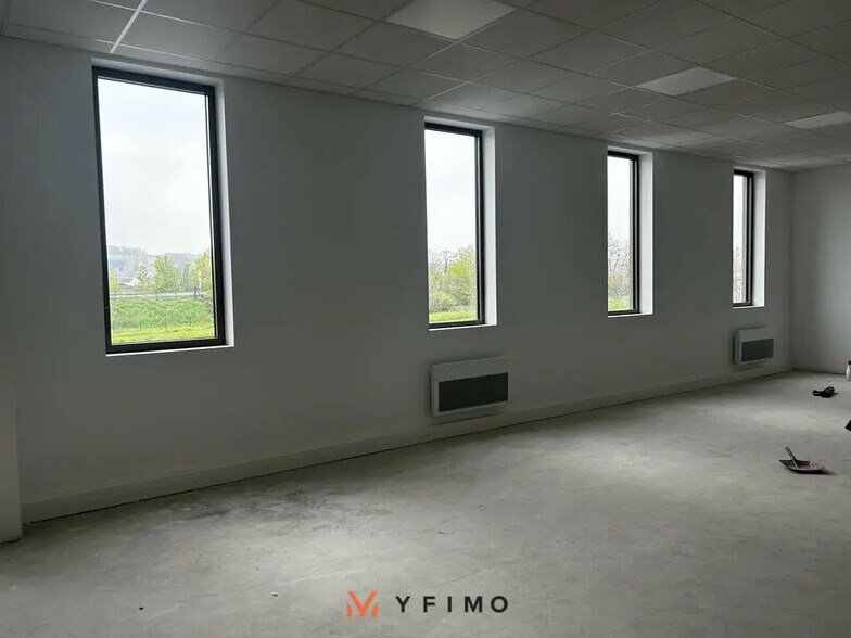 Flex in Buchelay for lease - Interior Photo - Image 3 of 10