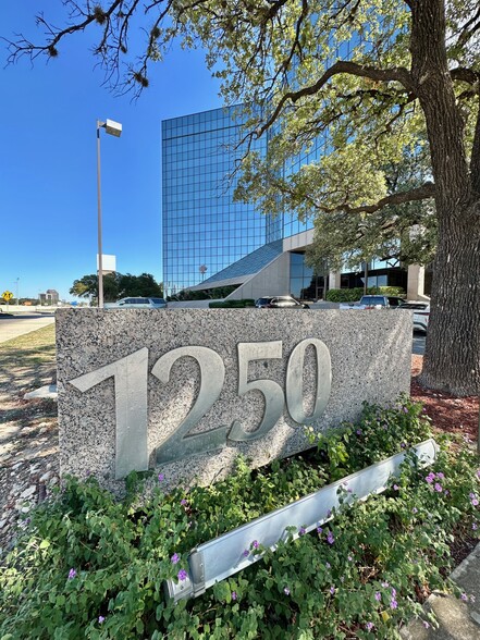 1250 NE Loop 410, San Antonio, TX for lease - Building Photo - Image 1 of 4