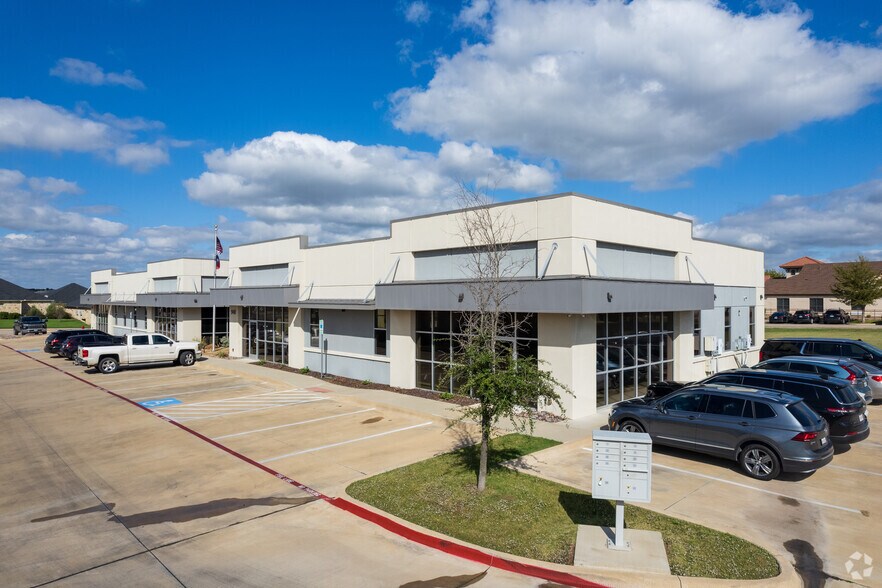 940 Hilltop Dr, Weatherford, TX for lease - Building Photo - Image 2 of 10