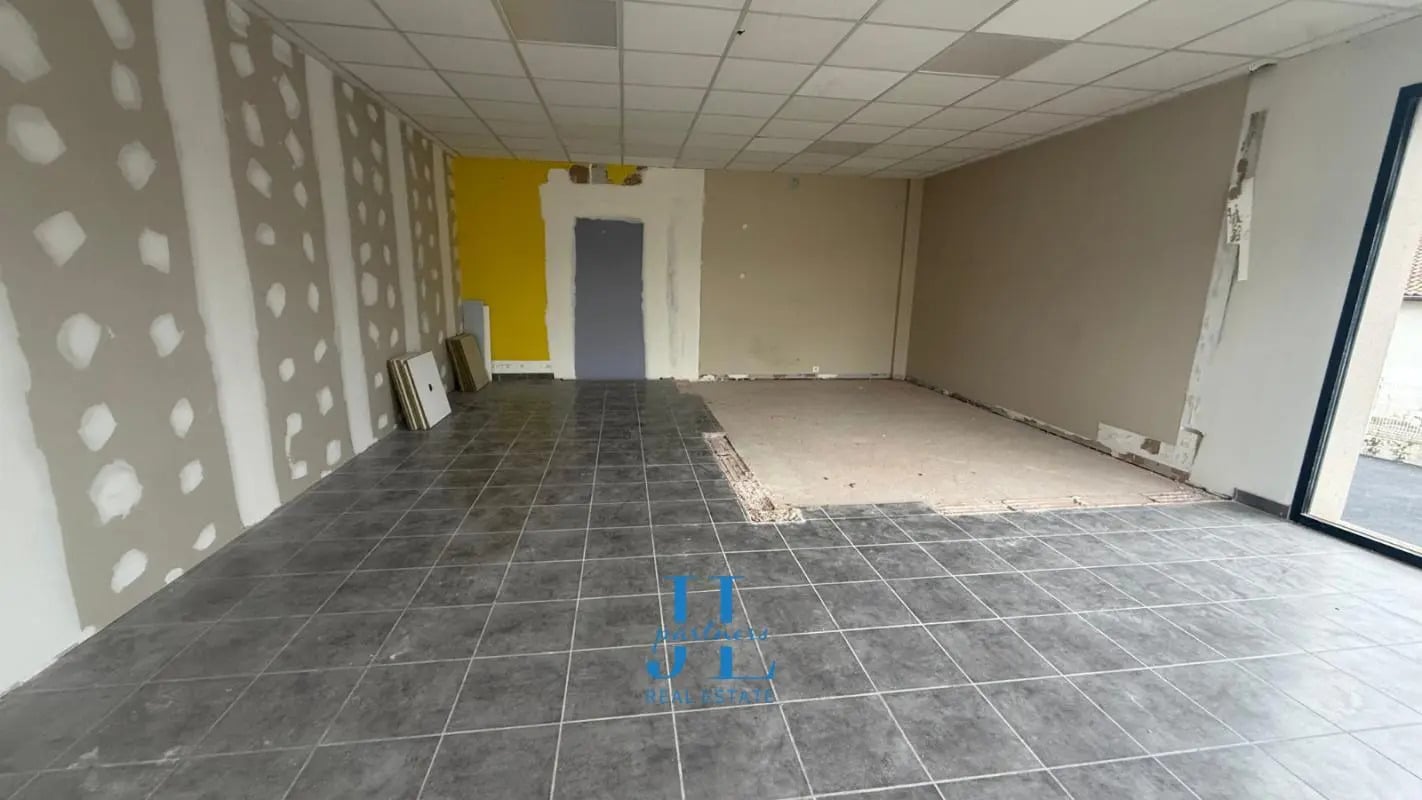 Retail in Eysines for lease Interior Photo- Image 1 of 4