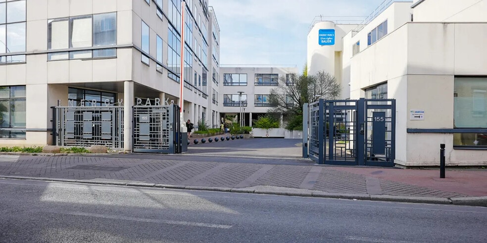 Office in Saint-Ouen-Sur-Seine for lease - Building Photo - Image 2 of 12