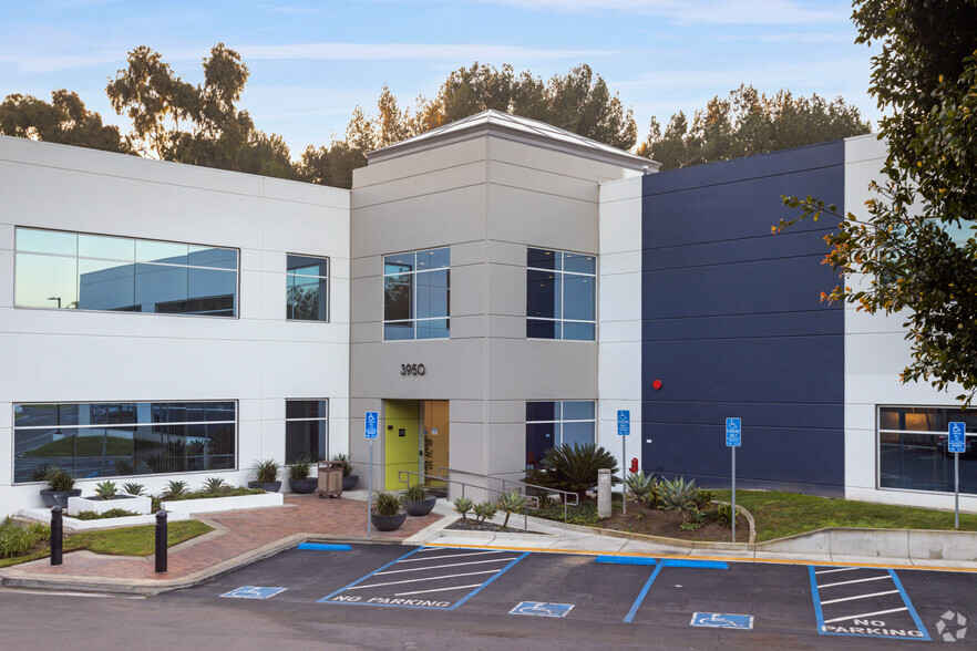 3950 Paramount Blvd, Lakewood, CA for lease - Building Photo - Image 1 of 13