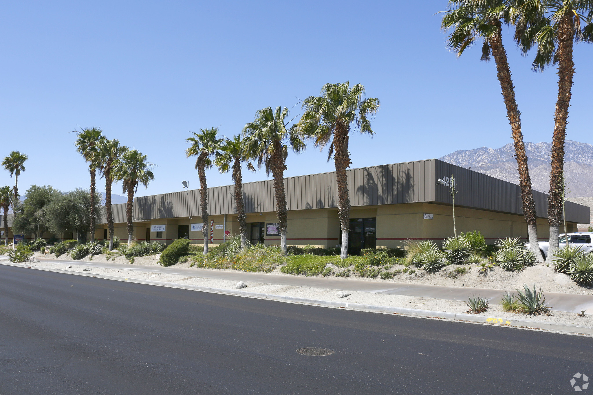 1281 N Gene Autry Trl, Palm Springs, CA for lease Building Photo- Image 1 of 9